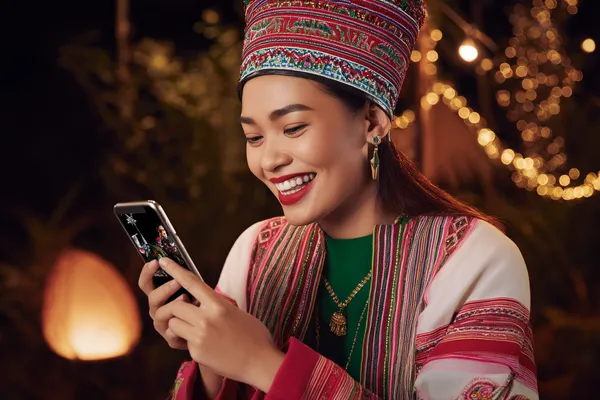 A confident dealer surrounded by casino chips inviting players to access their 7Z778 account, reflecting quick and easy login options.